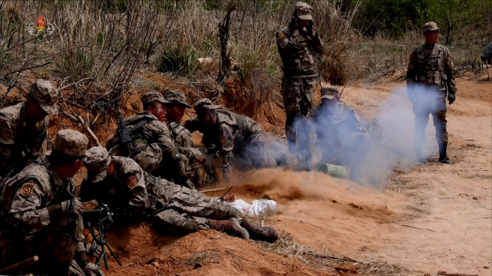 김정은 북한 국무위원장이 지난 25일 조선인민혁명군(빨치산) 창건 94주년을 맞아 진행된 인민군 각급 대연합부대관하 경보병부대 박격포병들의 사격경기를 참관했다고 조선중앙TV가 26일 보도했다. 연합뉴스
