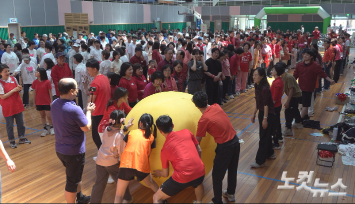 전교인이 참여한 지구를 굴려라 경기중.  김일현 선교국장