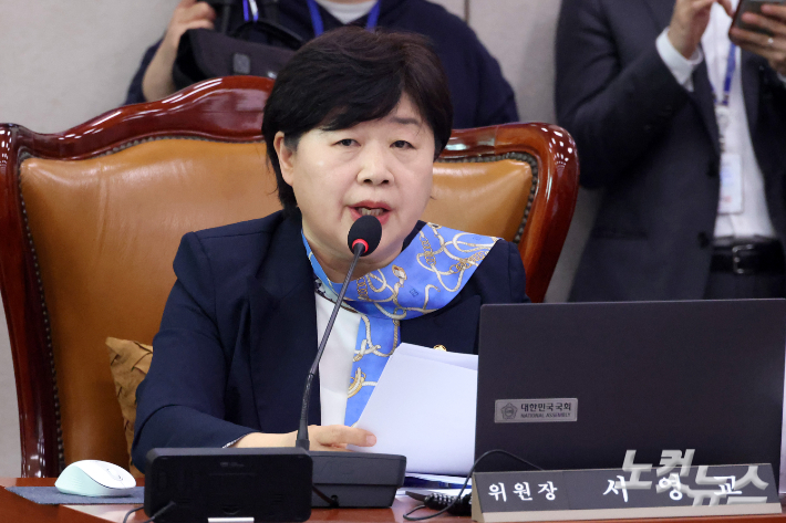 14일 서울 여의도 국회에서 열린 윤석열 정권 정치검찰 조작기소 의혹 사건 진상규명 국정조사특별위원회 전체회의 '쌍방울 대북 송금 사건 관련 청문회'에서 서영교 위원장이 발언을 하고 있다. 윤창원 기자