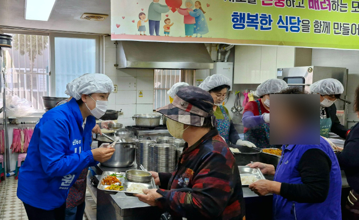 김미영 예비후보가 배식 봉사활동을 하고 있다. 김미영 예비후보 제공