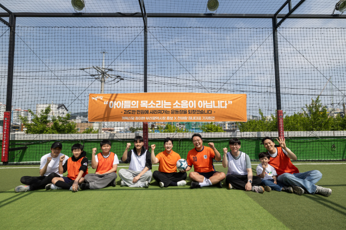 개혁신당 정이한 부산시장 후보와 천하람 원내대표는 26일 부산에서 기자회견을 열고 교육 공약을 발표했다. 정이한 후보 캠프 제공