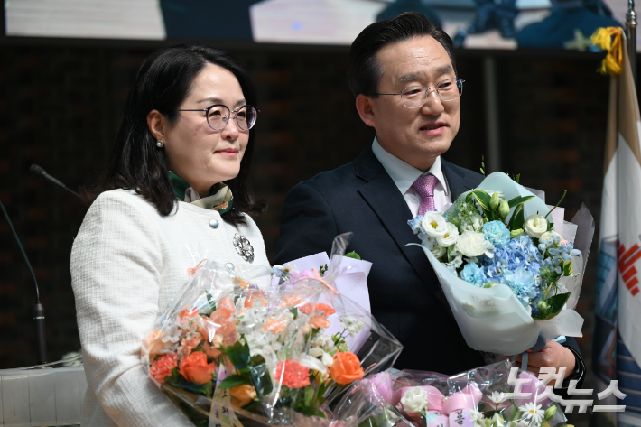 청주 서문교회 박명룡 위임 목사 부부. 서문교회 제공