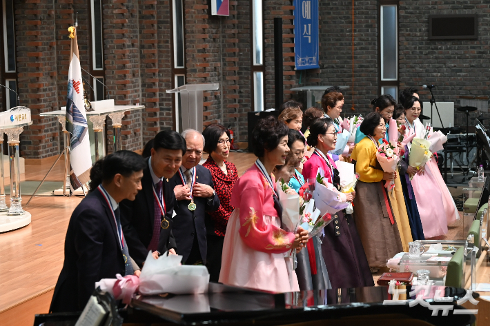 원로장로, 명예장로, 명예권사 추대예식이 진행되고 있다. 서문교회 제공