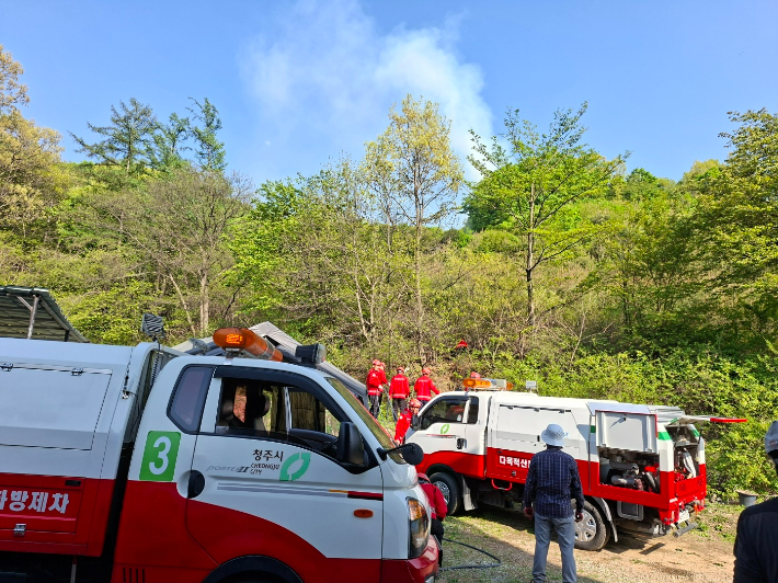 낭성면에서 발생한 산불. 청주동부소방서 제공