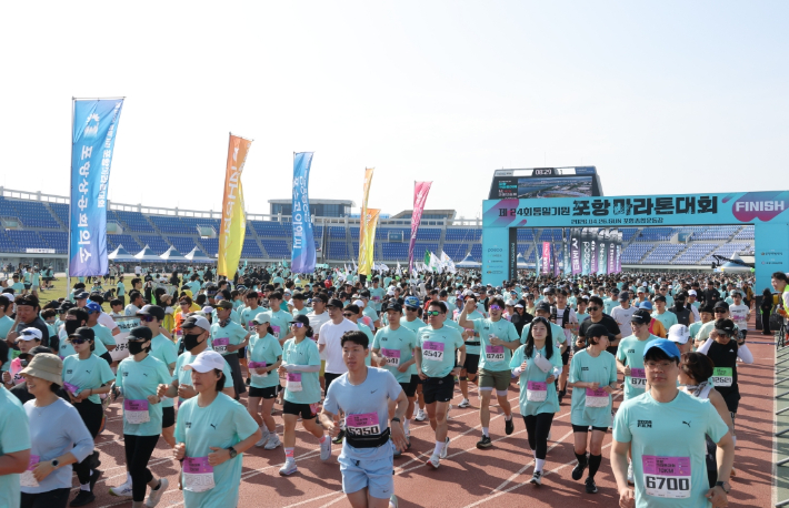 전국의 마라토너 1만여 명이 참가한 '제24회 통일기원 포항마라톤대회'가 26일 포항 해안 일대에서 성황리에 개최됐다. 포항시 제공