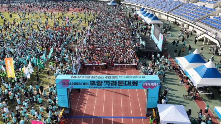 전국의 마라토너 1만여 명이 참가한 '제24회 통일기원 포항마라톤대회'가 26일 포항 해안 일대에서 성황리에 개최됐다. 포항시 제공