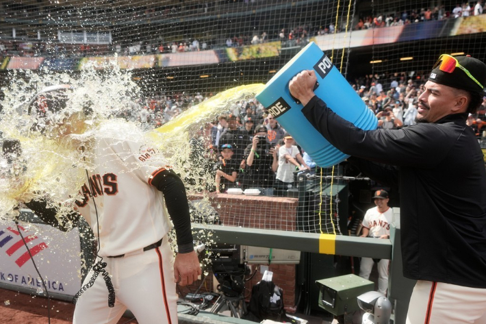 음료수 세례 받는 이정후(왼쪽). 연합뉴스