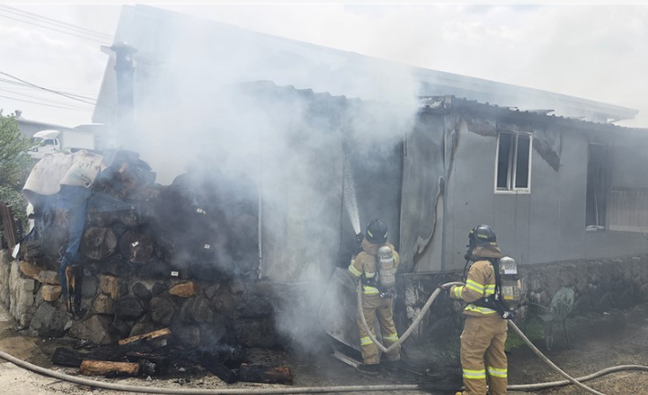 소방관들이 주택 화재를 진화하고 있다. 경북소방본부 제공
