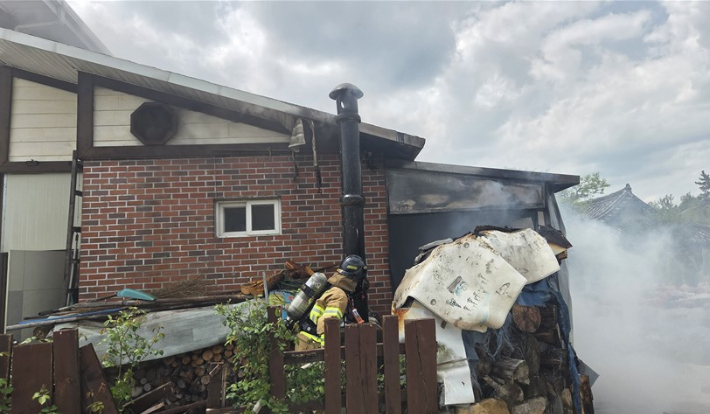 소방관들이 주택 화재를 진화하고 있다. 경북소방본부 제공