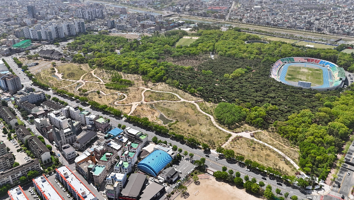 황성공원 북측 일대에 조성된 도시바람길숲 1단계 구간 전경. 산책로와 잔디광장, 수변공간 등이 어우러진 도심 녹지의 중심축이 만들어졌다. 경주시 제공