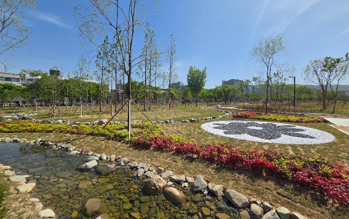 황성공원 북측 일대에 조성된 도시바람길숲 1단계 구간 전경. 산책로와 잔디광장, 수변공간 등이 어우러진 도심 녹지의 중심축이 만들어졌다. 경주시 제공