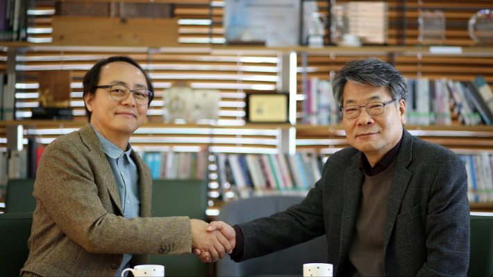 홍영완 한국출판인회의 신임 회장(윌북 대표, 왼쪽)과 김태헌 대한출판문화협회 신임 회장(한빛미디어 대표)이 만나 기념사진을 찍고 있다. 한국출판인회의 제공 