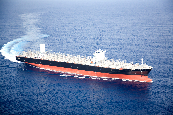 HJ중공업이 건조한 동급 컨테이너선. HJ중공업 제공