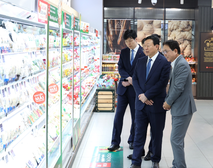 신동빈 롯데그룹 회장(오른쪽 두번째)이 23일 베트남 하노이에 위치한 롯데몰 웨스트레이크 하노이 롯데마트 매장을 찾아 둘러보고 있다. 롯데그룹 제공