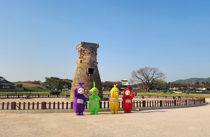 경주시 황리단길 일원에서 진행되는 '더현대 팝업스토어 in 황리단길' 행사 홍보를 위해 텔레토비 캐릭터들이 대릉원과 첨성대 등 주요 관광지에서 포토 이벤트를 선보이고 있다. 경주시 제공