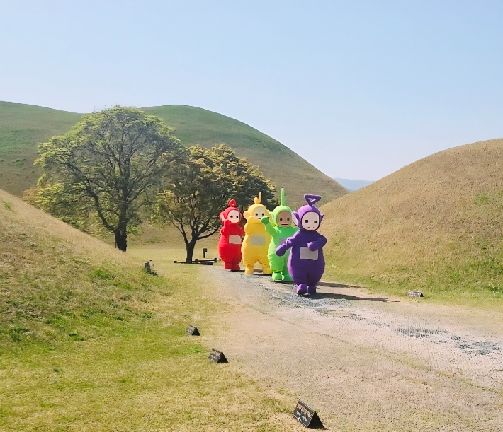 경주시 황리단길 일원에서 진행되는 '더현대 팝업스토어 in 황리단길' 행사 홍보를 위해 텔레토비 캐릭터들이 대릉원과 첨성대 등 주요 관광지에서 포토 이벤트를 선보이고 있다. 경주시 제공