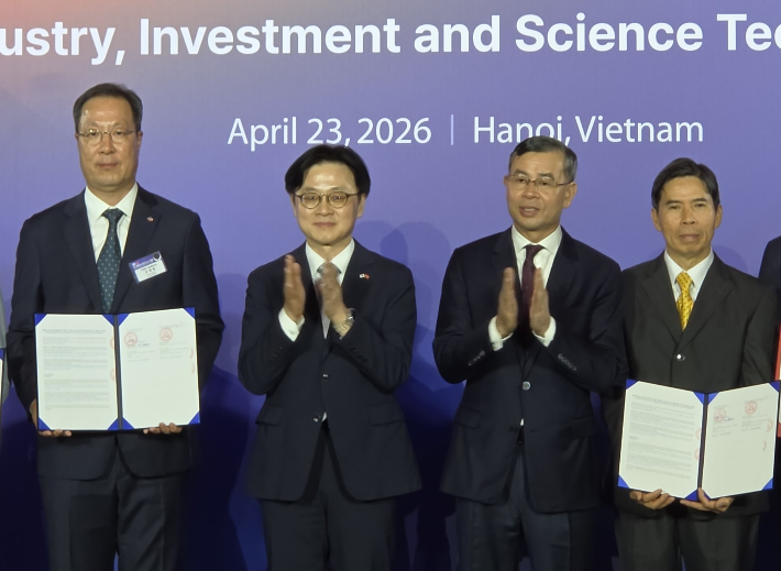 지난 23일 베트남 하노이에서 열린 'K-푸드 확산 및 가공식품 시장 선도를 위한 업무협약' 체결식에 참석한 관계자들이 기념 촬영을 하고 있다. 왼쪽부터 조재범 CJ제일제당 식품아태본부장, 김정관 산업통상자원부 장관, 응오 반 뚜언 베트남 재무부 장관, 응우옌 득 따이 MWG 회장. CJ제일제당 제공