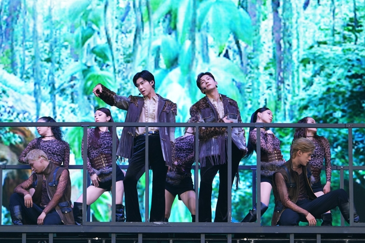 동방신기는 이날 총 31곡의 무대를 3시간 30분 동안 선보였다. SM엔터테인먼트 제공