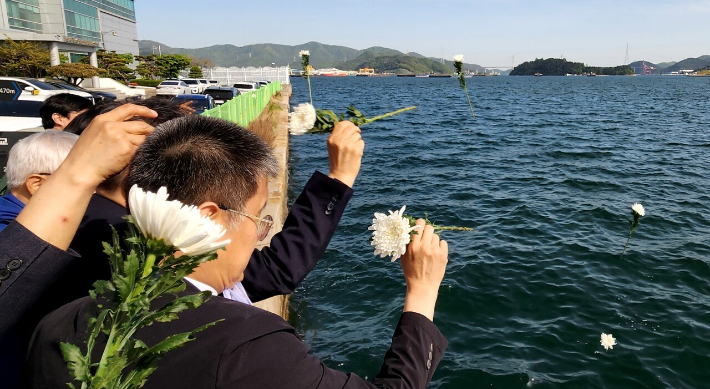 참석자들이 마산 앞바다에 헌화하며 김주열 열사의 희생을 기리고 있다. 부산NCC 제공