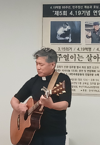 성요한 신부가 추모 노래를 하고 있다. 부산NCC 제공