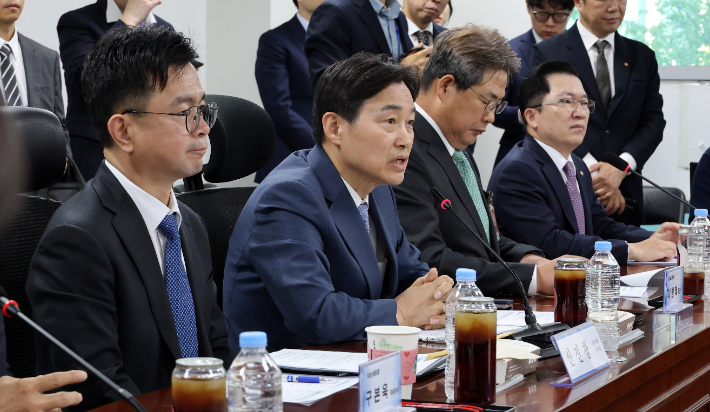 더불어민주당 중동상황 경제 대응 특별위원회 주최로 27일 국회 의원회관에서 열린 '차량5부제 관련 자동차보험료 할인 방안 발표' 행사에서 이병래 손해보험협회 회장이 할인 방안을 발표하고 있다. 연합뉴스