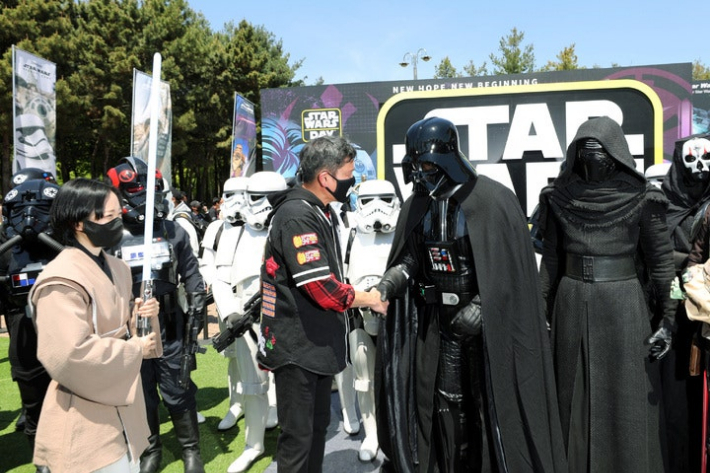 정용진 신세계그룹 회장(사진 가운데)이 지난 2022년 5월 5일 인천 SSG랜더스필드에서 열린 어린이날 기념 행사를 찾아 캐릭터들과 인사하고 있다. 신세계그룹 제공