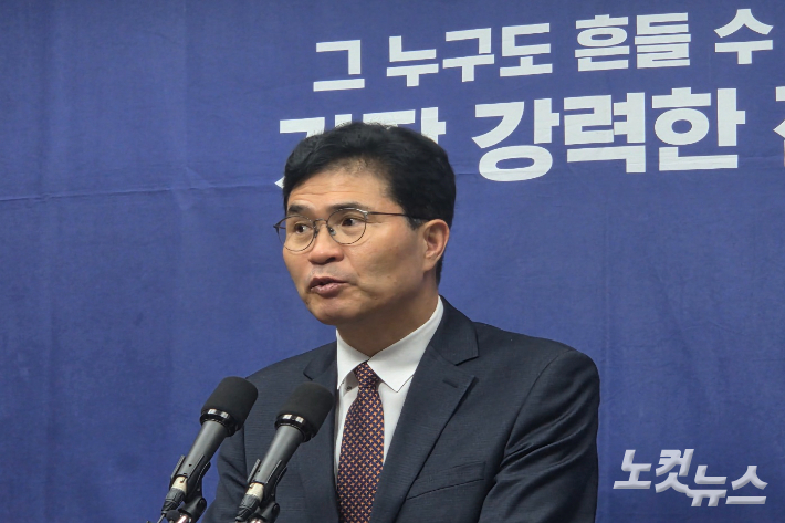 이원택 민주당 전북지사 후보가 27일 전북도의회에서 기자회견을 열어 공약을 발표하고 있다. 최명국 기자
