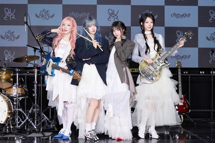 27일 오전 11시 서울 서대문구 예스24 원더로크홀에서 미니 4집 '세리머니' 쇼케이스를 연 걸밴드 QWER. 쓰리와이코프레이션 제공