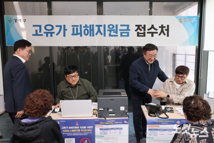 윤호중 행안장관, 고유가 지원금 1차 지급 현장 방문