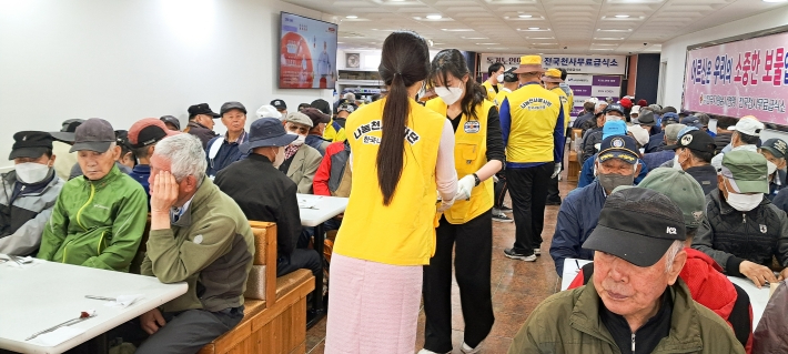 전국천사무료급식소 종로지소를 찾은 어르신들이 식사를 기다리고 있는 모습. 한국나눔연맹 제공