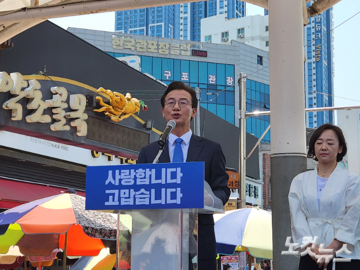 전재수 더불어민주당 부산시장 후보가 27일 부산 북구 구포시장을 찾아 3선 의원을 지낸 북구 주민들에게 감사 인사를 전했다. 정혜린 기자