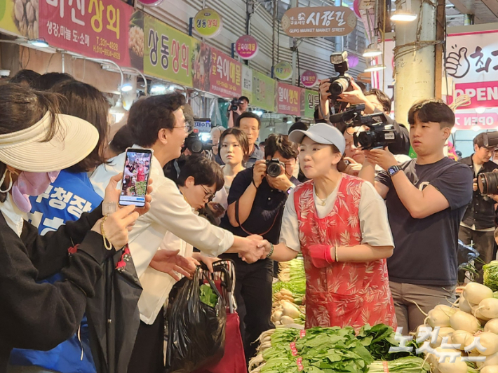 전재수 더불어민주당 부산시장 후보가 27일 부산 북구 구포시장을 찾아 상인들과 인사를 나누고 있다. 정혜린 기자