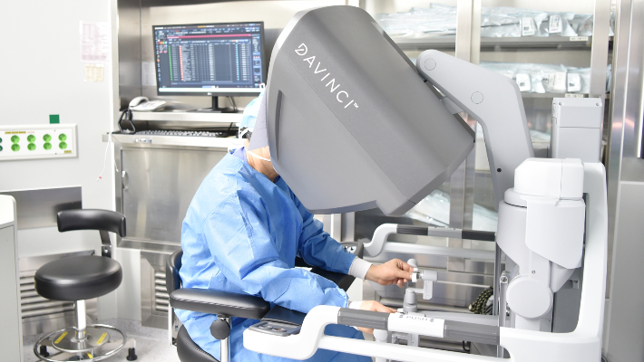 권동득 교수가 다빈치 Xi 로봇수술을 하고 있다. 화순전남대병원 제공