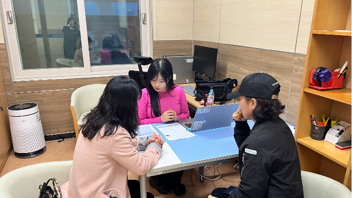 사진설명전남교육청 진로진학상담센터가 군지역을 대상으로 운영하는 '찾아가는 진로진학상담' 현장 모습. 전라남도교육청 제공