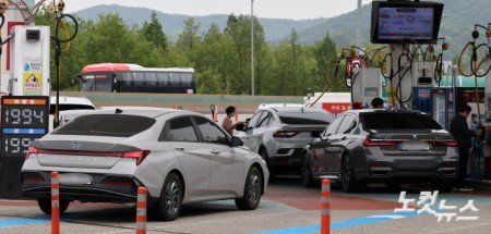 저렴한 주유소에 몰린 차량들