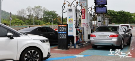 고유가로 싼 주유소에 몰린 차량들