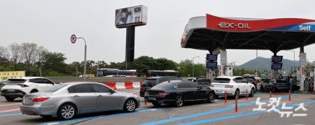 고유가로 차량 몰리는 1900원대 주유소