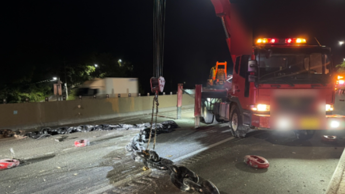 27일 새벽 3시 30분쯤 전남 장성군 장성읍 용강리 일대에서 화물차 단독 교통사고가 발생해 적재물이 도로에 떨어져 통행에 차질이 빚어졌다. 전라남도소방본부 제공