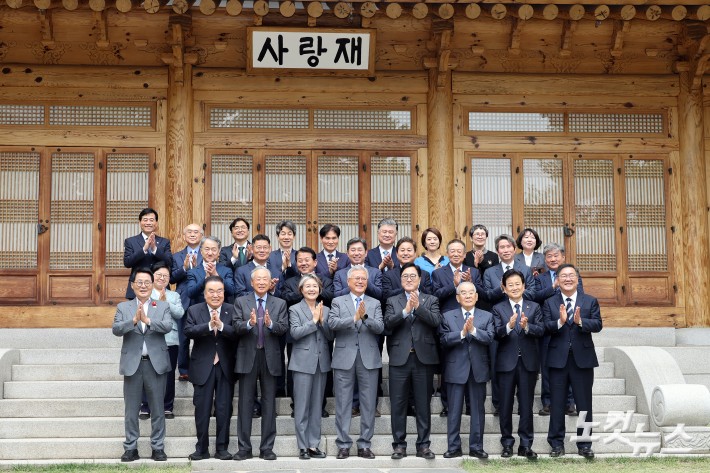 문재인 전 대통령이 27일 4.27 판문점선언 8주년 행사를 위해 국회를 방문해 우원식 국회의장과 사랑재에서 오찬 후 참석자들과 기념 촬영을 하고 있다.