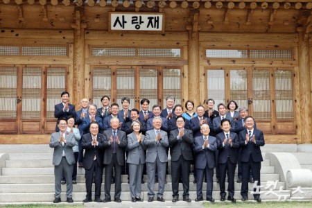 문재인 전 대통령이 27일 4.27 판문점선언 8주년 행사를 위해 국회를 방문해 우원식 국회의장과 사랑재에서 오찬 후 참석자들과 기념 촬영을 하고 있다.