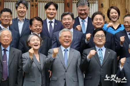 문재인 전 대통령이 27일 4.27 판문점선언 8주년 행사를 위해 국회를 방문해 우원식 국회의장과 사랑재에서 오찬 후 참석자들과 기념 촬영을 하고 있다.