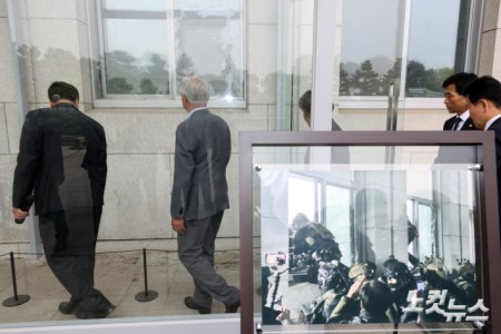 문재인 전 대통령이 27일 4.27 판문점선언 8주년 행사를 위해 국회를 방문해 우원식 국회의장과 사랑재에서 오찬 후 참석자들과 국회 주요 시설을 관람하며 우 의장으로부터 계엄군이 진입한 국회 의사당의 깨진 창문 설명을 듣고 있다.