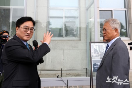 문재인 전 대통령이 27일 4.27 판문점선언 8주년 행사를 위해 국회를 방문해 우원식 국회의장과 사랑재에서 오찬 후 참석자들과 국회 주요 시설을 관람하며 우 의장으로부터 계엄군이 진입한 국회 의사당의 깨진 창문 설명을 듣고 있다.