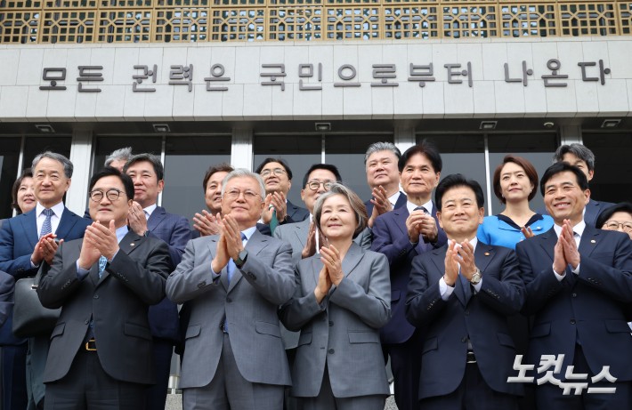 우원식 국회의장, 문재인 전 대통령 내외 국회 정현관