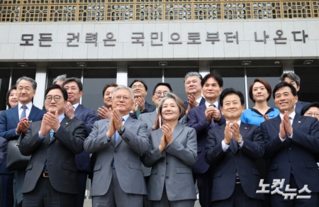우원식 국회의장, 문재인 전 대통령 내외 국회 정현관