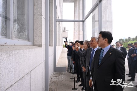 문재인 전 대통령이 27일  4.27 판문점선언 8주년 행사국회 방문해 우원식 국회의장과 사랑재에서 오찬 후 참석지들과  국회 주요 시설을   관람하고 있다.2026,4.27