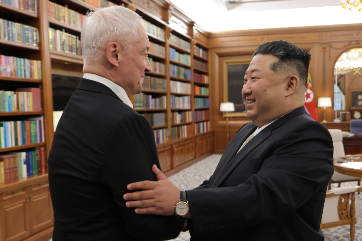 김정은 북한 국무위원장이 지난 26일 '해외군사작전 전투위훈기념관' 준공식 참석차 방북한 안드레이 벨로우소프 러시아 국방상을 접견했다. 연합뉴스