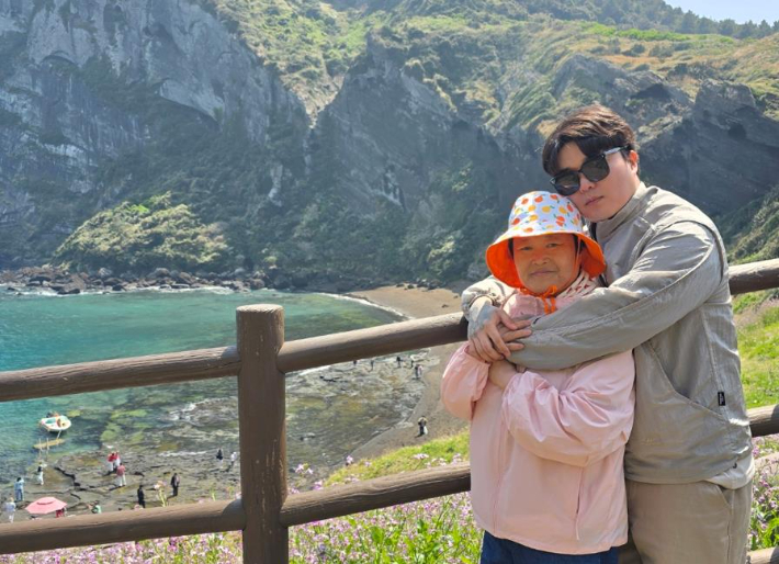 제주관광에 나선 어머니 이용숙씨. 제주관광공사 제공