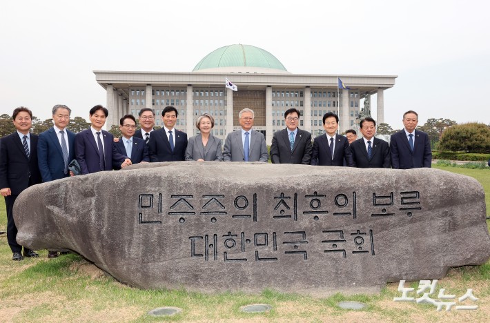 문재인 전 대통령과 김정숙 여사가 4.27 판문점선언 8주년 기념식 참석차 27일 국회를 방문해 