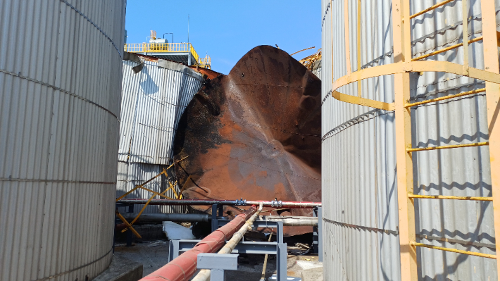 부서진 위험물 저장탱크. 전북소방본부 제공